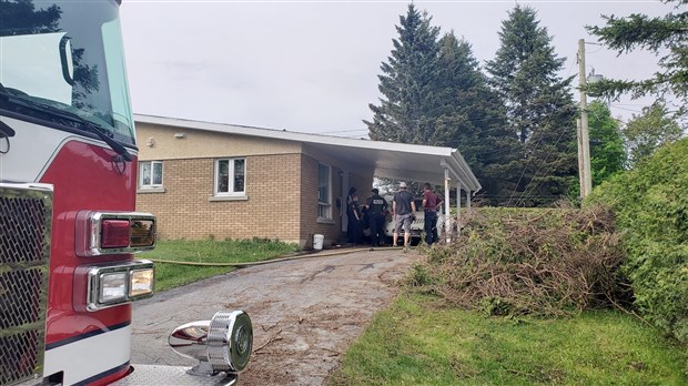 Incendie volontaire dans un jardin résidentiel 