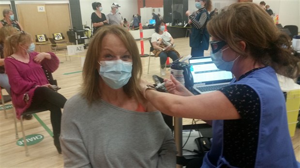 Vingt millions de Canadiens ont reçu au moins une dose de vaccin contre la COVID-19