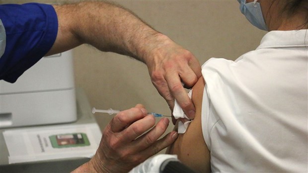 Vaccin AstraZeneca: l'administration de la 2e dose devancée 