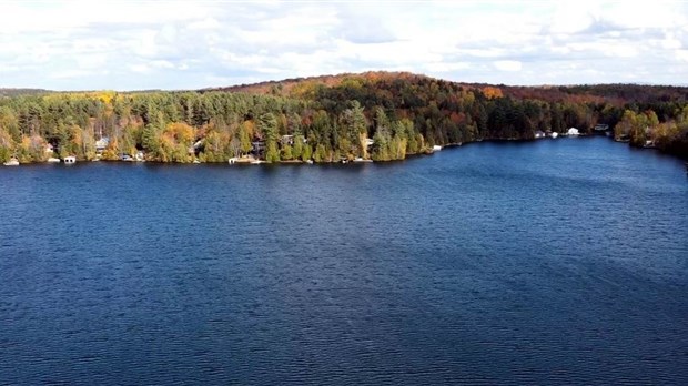 Normand DeLessard présente une vue aérienne du Lac-Raquette