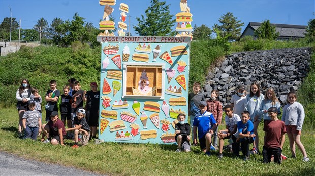 L'artiste Harold Gilbert et les élèves de L'Éco-Pin créent une oeuvre collective