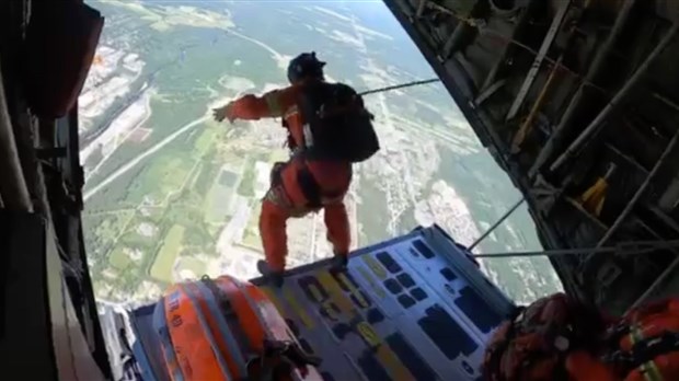 Les parachutistes sautent du CC-130H Hercule