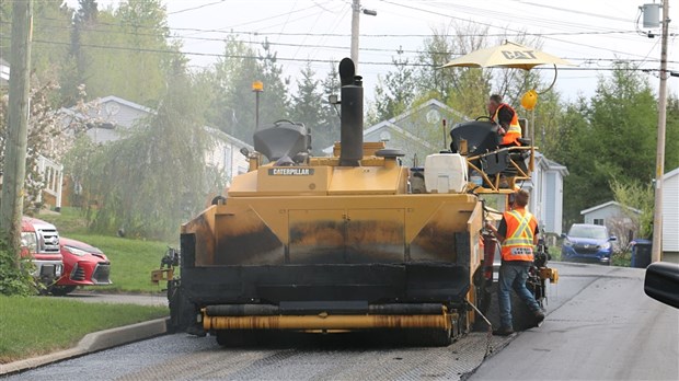 Travaux de planage et de pavage sur la 87e rue