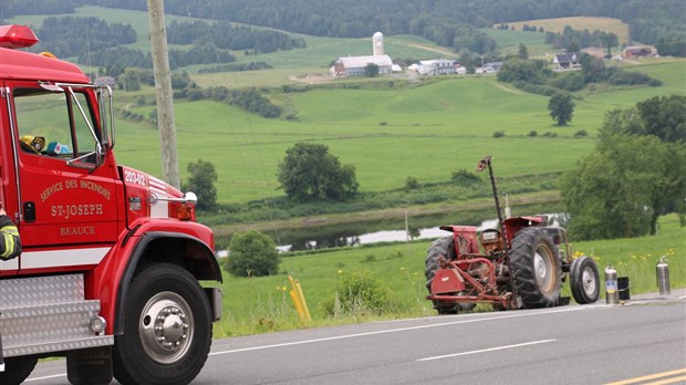 Feu de tracteur de ferme sur la 173