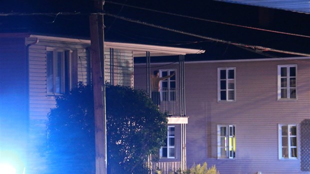 Un homme désorganisé s'est rendu après s'être barricadé chez lui