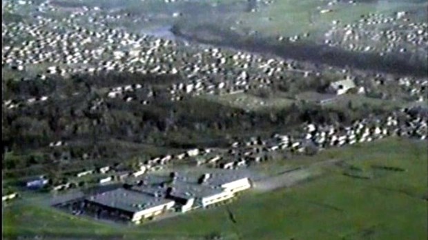 Normand DeLessard présente une vue aérienne de Saint-Georges en 1982