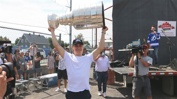 Un accueil triomphal à Yanni Gourde avec la Coupe Stanley