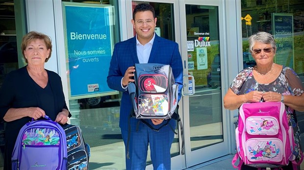 Samuel Poulin offre 100 sacs à dos pour des enfants défavorisés