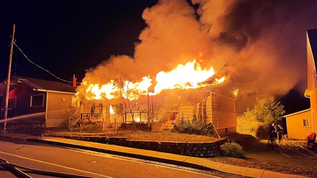 Une résidence ravagée par les flammes à Beauceville