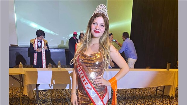 Laurence Larivière couronnée Miss Québec Petite