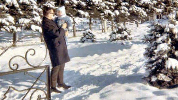 Normand DeLessard présente des souvenirs de la patinoire du Parc Bélair à Saint-Georges