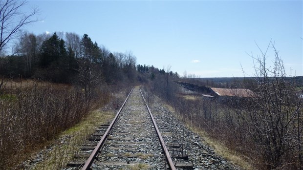 Démantèlement de la voie ferrée pour réaliser une piste cyclable 