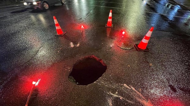 Un trou profond dans la 118e Rue à Saint-Georges