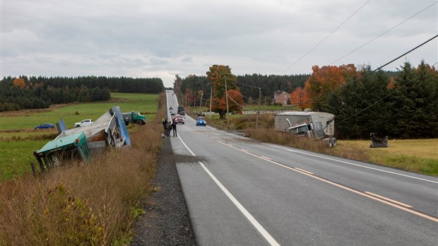 Un tracteur et un camion semi-remorque impliqué dans un accident