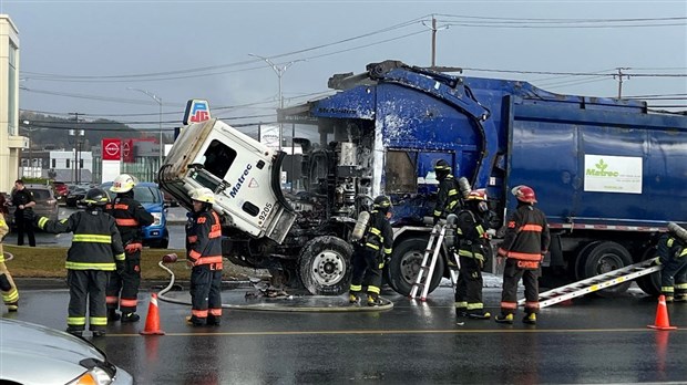 Un camion prend feu sur la 90e rue à Saint-Georges