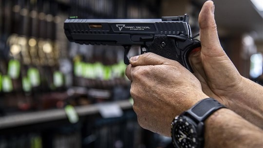 Armes de poing: le projet de loi C-21 ne tire pas sur la cible, disent les policiers