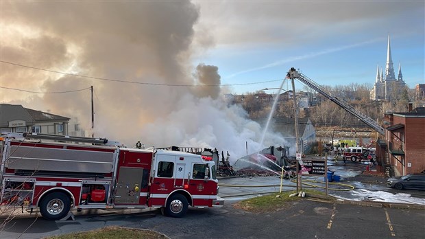 Feu à Saint-Georges: voyez le travail des pompiers en vidéo