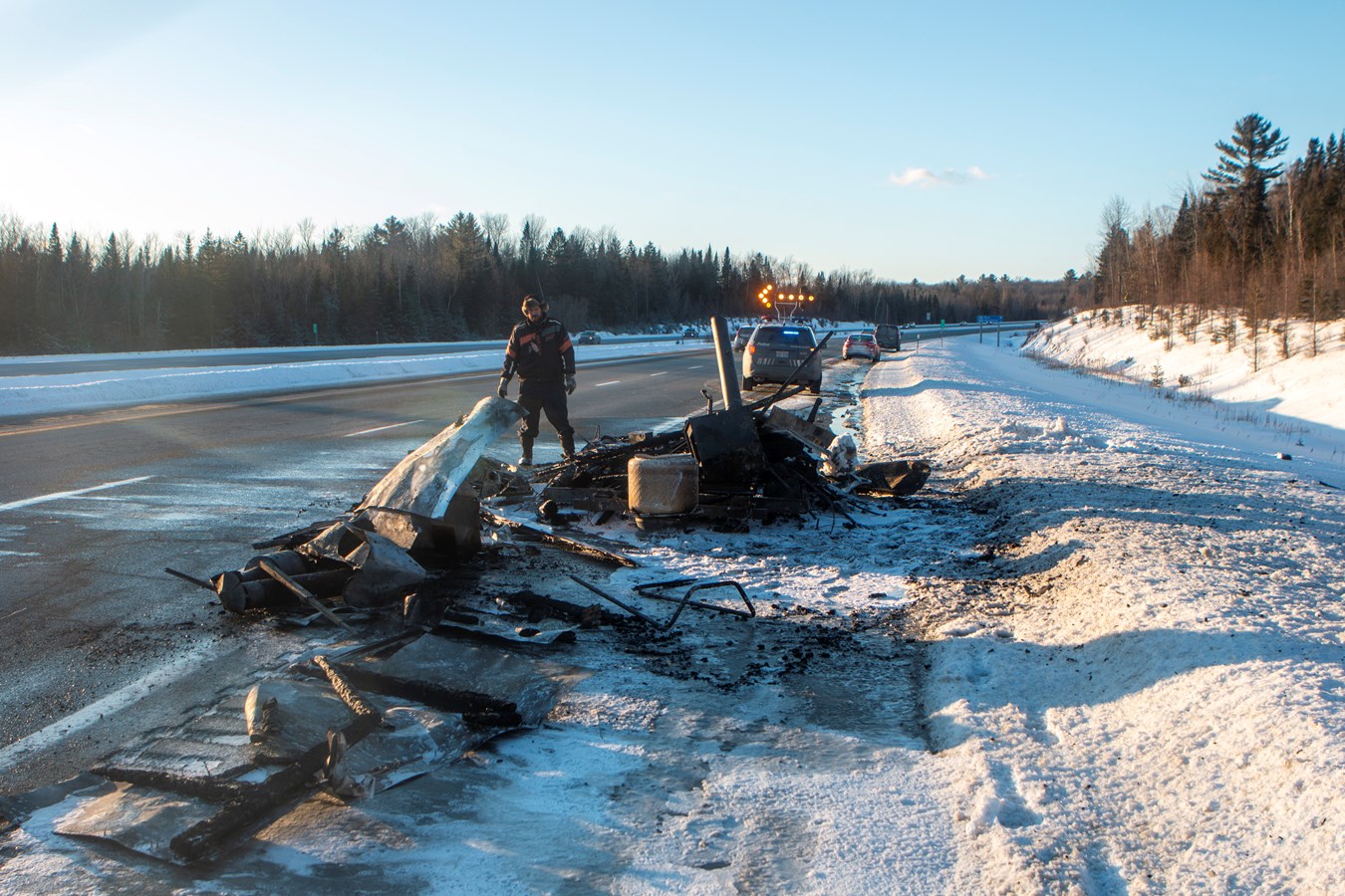Feu de cabane à pêche... sur l'autoroute!