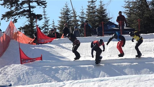 Trois jours de compétition de snowboardcross au Mont-Orignal