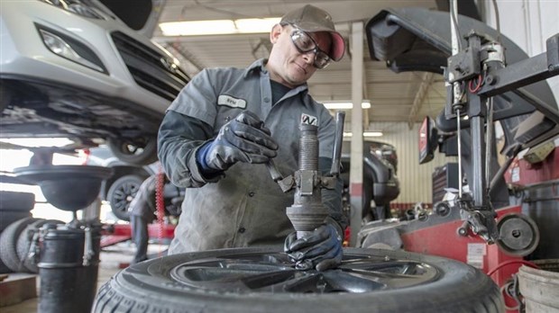 Retrait des pneus d'hiver: un peu de patience, disent les autorités
