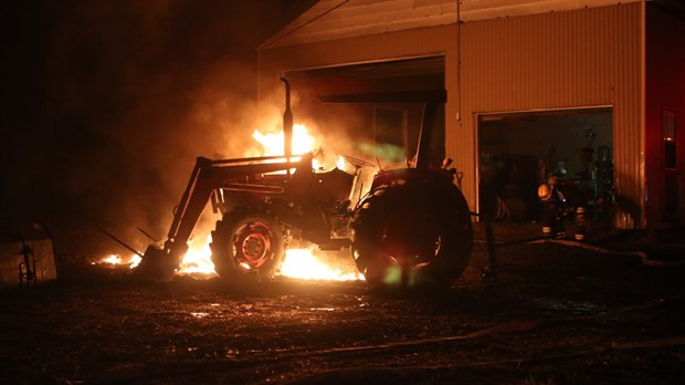 Un tracteur a pris feu à Saint-Victor