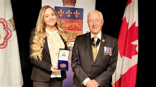 La médaille du Lieutenant-gouverneur à Élizabeth Doyon