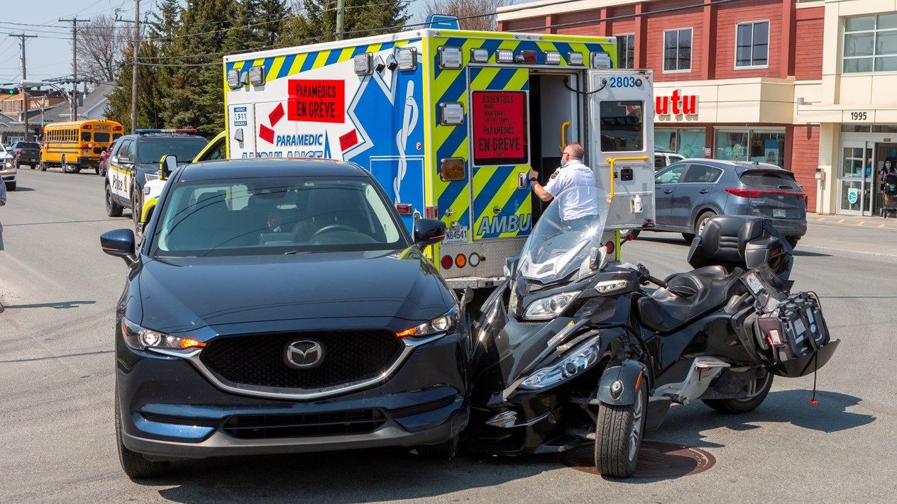 Accident sur le boulevard Dionne: un motocycliste blessé