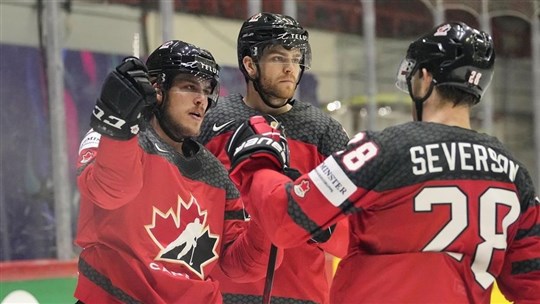 Une victoire facile contre la France pour l'équipe canadienne de hockey