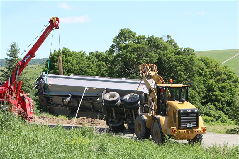 Saint-Constant : véhicule renversé après une sortie de route