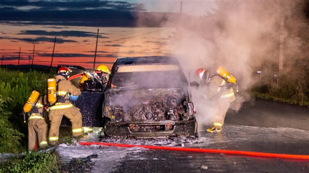 Un véhicule prend feu à Saint-Côme-Linière