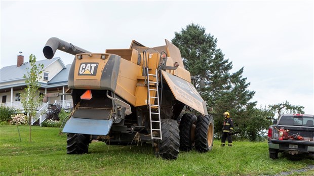 Début d'incendie dans une moissonneuse batteuse