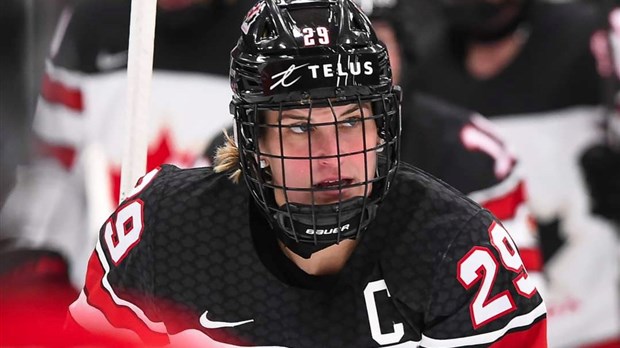 Marie-Philip Poulin marque deux buts face au Japon au Championnat mondial de hockey féminin