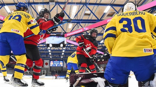 Hockey féminin : les Canadiennes blanchissent les Suédoises
