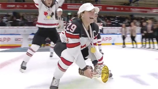 Hockey féminin: encore l'or pour le Canada!