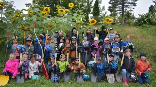 Une activité de corvée extérieure pour les enfants de l'école Let's Go