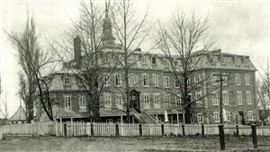 Les statues de l'ancien couvent du Bon-Pasteur