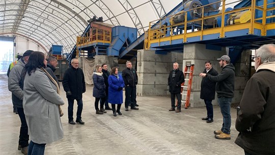 Des élus visitent les installations de la Régie intermunicipale du comté de Beauce-Sud. 