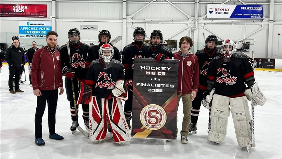 Les Faucons finalistes au tournoi de hockey scolaire de Sherbrooke