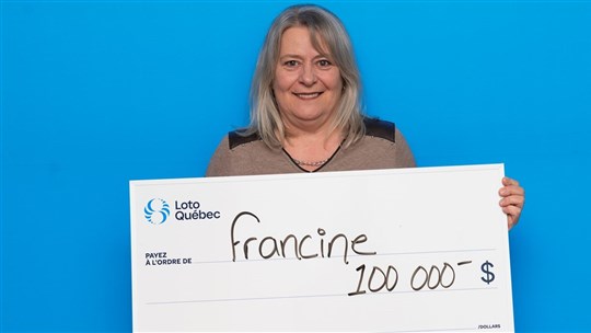 Elle remporte 100 000$ avec un billet de loterie acheté à Saint-Lambert-de-Lauzon