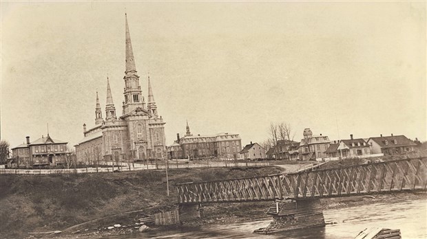 Les estacades du pont de bois de David Roy il y a plus d'un siècle