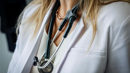Québec veut obliger des médecins résidents étrangers à pratiquer en région