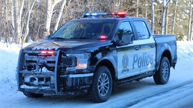 Route 271 : un camion fait une sortie de route