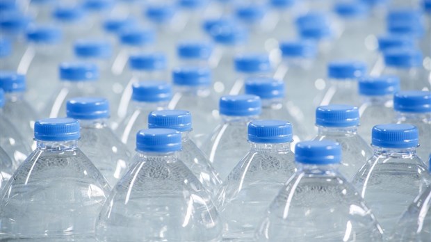 L'eau embouteillée contiendrait de grandes quantités de plastiques microscopiques