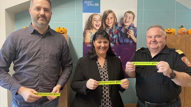 Saint-Joseph-de-Beauce distribue des bracelets réfléchissants pour renforcer la sécurité des jeunes