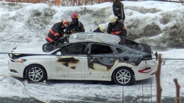 Une voiture détruite par le feu dans le stationnement du Cabaret Bar 55