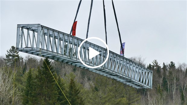 La nouvelle passerelle de la rivière Famine est installée