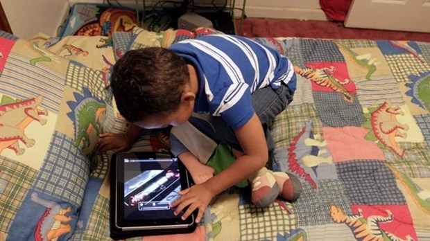Les écrans chez les enfants de 1 à 3 ans nuisent au développement de leur langage