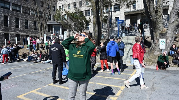 La communauté collégiale rassemblée pour observer l’éclipse solaire totale