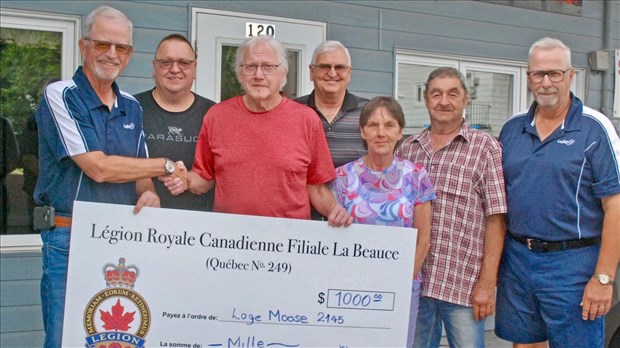 La Filiale La Beauce remet un chèque à la Loge Moose 2145