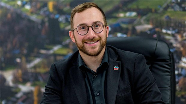 Hugo Berthiaume et son équipe entrent à la mairie de Saint-Elzéar